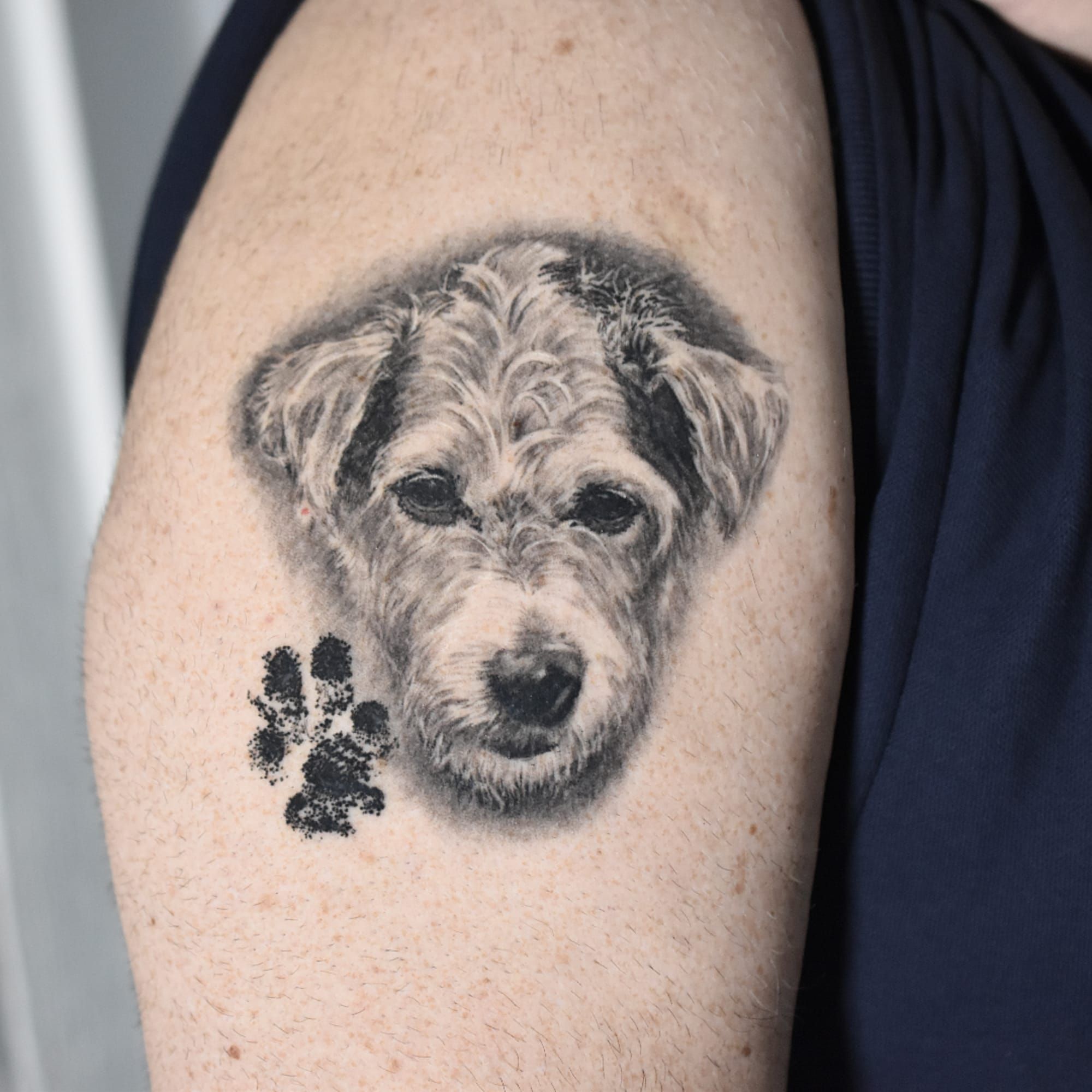 Hundekopf Tattoo und Pfotenabdruck